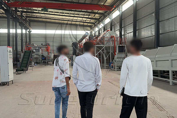 Visita de Clientes de India para Inspeccionar Equipos de Reciclaje de Paneles Solares